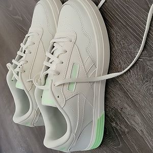 Women's Reebok sneakers 👟 size 8